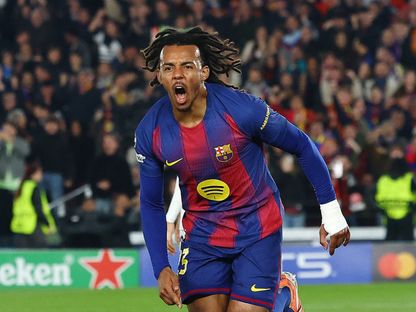 جول كوندي مدافع برشلونة يحتفل بهدفه أمام آينتراخت فرانكفورت بدوري أبطال أوروبا - 9 ديسمبر 2025 - Reuters