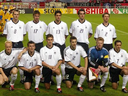 لاعبو المنتخب الألماني قبل مباراتهم في نصف نهائي كأس العالم 2002 ضد كوريا الجنوبية - 25 يونيو 2002 - Reuters