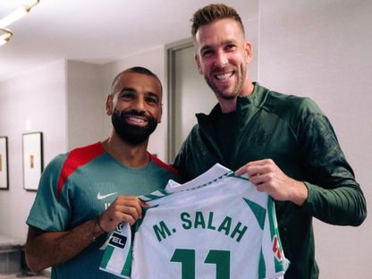 الحارس الإسباني أدريان مع محمد صلاح على هامش مباراة ودية بين ريال بيتيس وليفربول - @RealBetis_en/x