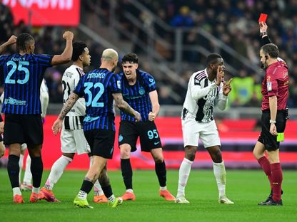 إشهار الحكم فيديريكو لا بينا البطاقة الحمراء للاعب يوفنتوس بيير كالولو بمباراة إنتر في الدوري الإيطالي - 14 فبراير 2026 - Reuters