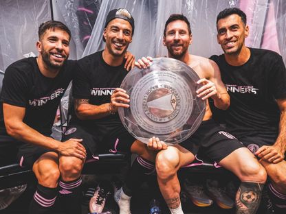 ميسي يحتفل بلقب "درع المشجعين" رفقة بوسكيتس وسواريز وألبا - 2 أكتوبر 2024 - X/@InterMiamiCF