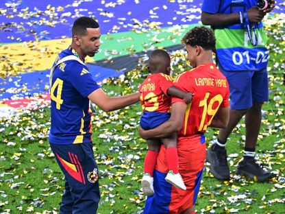 لامين يامال مع شقيقه ووالده منير نصراوي لدى احتفالهم بفوز إسبانيا بـ"يورو 2024" - 14 يوليو 2024 - Reuters