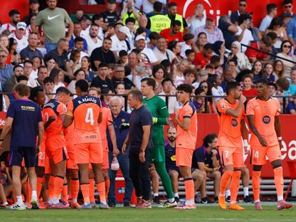 لاعب برشلونة والمدرب هانزي فليك خلال استراحة أمام إشبيلية بالدوري الإسباني - 5 أكتوبر 2025 - Reuters