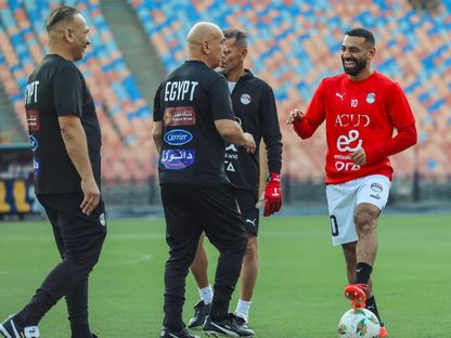 محمد صلاح قائد منتخب مصر مع المدرب حسام حسن ومساعده إبراهيم حسن - 10 أكتوبر 2024 - X/EFA