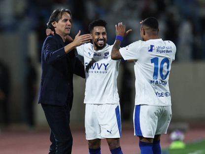 سيموني إنزاغي مدرب الهلال مع مالكوم وسالم الدوسري خلال مباراة الأخدود في الدوري السعودي - 5 فبراير 2026 - Reuters