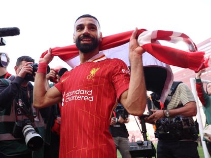 محمد صلاح يحتفل بالتتويج بلقب الدوري الإنجليزي مع ليفربول - 27 أبريل 2025 - Reuters