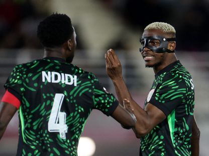 فيكتور أوسيمين وويلفريد نديدي لاعبا نيجيريا في مباراة موزمبيق بثمن نهائي كأس إفريقيا - 5 يناير 2026 - Reuters