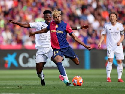 لامين يامال لاعب برشلونة وفينيسيوس جونيور لاعب ريال مدريد في صراع على الكرة خلال الكلاسيكو - 11 مايو 2025 - REUTERS