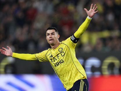 كريستيانو رونالدو يحتفل بهدف سجله محمد سيماكان وألغاه الحكم خلال مواجهة التعاون بالدوري السعودي - 26 يناير 2026 - REUTERS