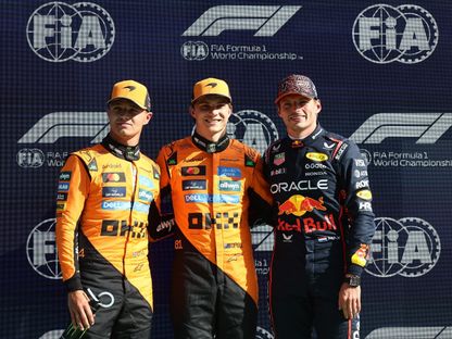 أوسكار بياستري (في المنتصف) مع لاندو نوريس وماكس فرشتابن بعد نهاية التجارب التأهيلية في هولندا - 30 أغسطس 2025 - Reuters