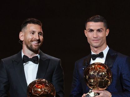 صورة مركبة لتتويج ليونيل ميسي وكريستيانو رونالدو بالكرة الذهبية - 4 سبتمبر 2024 - X/@AsharqSports