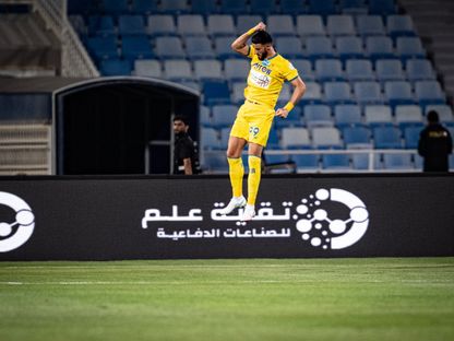 عمر السومة نجم العروبة يحتفل بتسجيل هدف في مرمى الرياض بدوري روشن السعودي - 1 مايو 2025 - X/@SPL