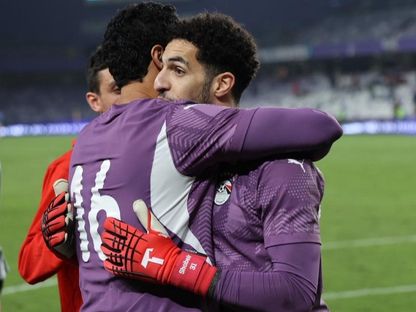مصطفى شوبير يعانق محمد الشناوي بعد مباراة مصر وكاب فيردي الودية - 17 نوفمبر 2025 - FACEBOOK/EFA
