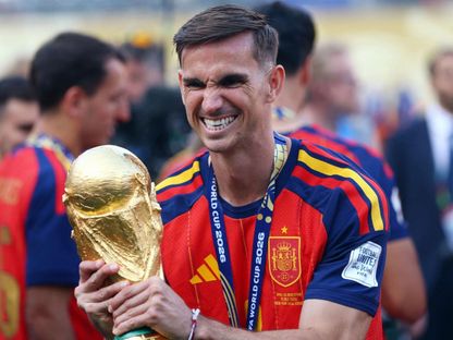 فابيان رويز لاعب وسط إسبانيا يحمل كأس العالم بعد التتويج على حساب الأرجنتين - 19 يوليو 2026 - reuters