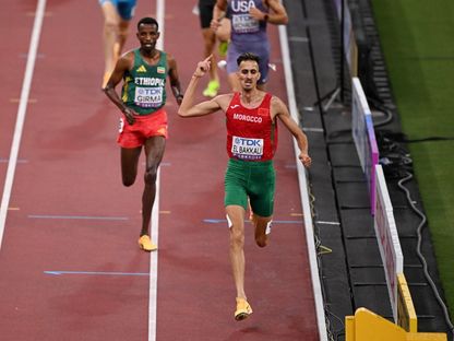 المغربي سفيان البقالي يحتفل بتأهله إلى نهائي سباق ثلاثة آلاف متر موانع ببطولة العالم لألعاب القوى - 13 سبتمبر 2025 - Reuters
