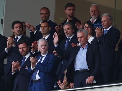 جوزيه مورينيو يحيي جمهور بورتو خلال حضوره لمباراة ضد ناسيونال بالدوري البرتغالي - 13 سبتمبر 2025 - Reuters