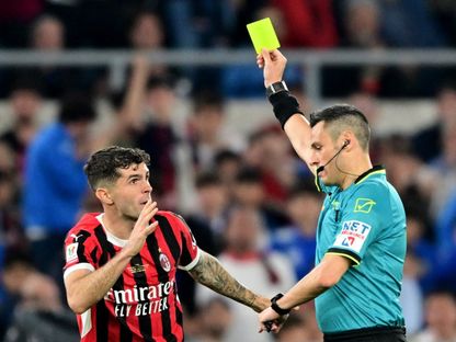 الحكم ماوريتسيو مارياني يوجه البطاقة الصفراء في وجه لاعب ميلان كريستيان بوليسيتش بمباراة بولونيا في نهائي كأس إيطاليا - 14 مايو 2025 - Reuters