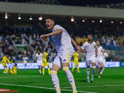 احتفال عبد الله الحمدان مهاجم الهلال بتسجيل هدف في مرمى الفتح بالدوري السعودي - 14 مارس 2026 - X/@aawsat_spt