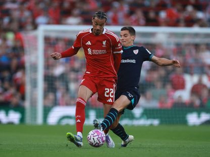 هوغو إيكيتيكي في صراع على الكرة مع إينييغو رويز خلال مباراة ودية بين ليفربول وأتلتيك بلباو - 5 أغسطس 2025 - Reuters