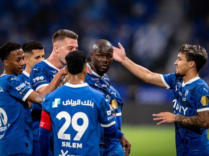 لاعبو الهلال يحتفلون بتسجيل هدف في مرمى الفتح بدوري روشن السعودي - 16 يناير 2025 - X/@aawsat_spt