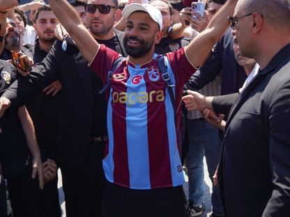 محمد صلاح يحيي جمهور نادي طرابزون سبور التركي - 5 أغسطس 2026 - X/@Trabzonspor