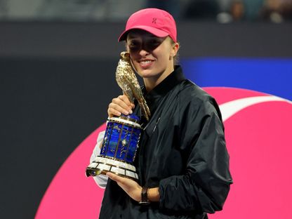 البولندية إيغا شفيونتيك عند تتويجها بلقب بطولة الدوحة المفتوحة للتنس للمرة الثالثة توالياً - 17 فبراير 2024 - Reuters