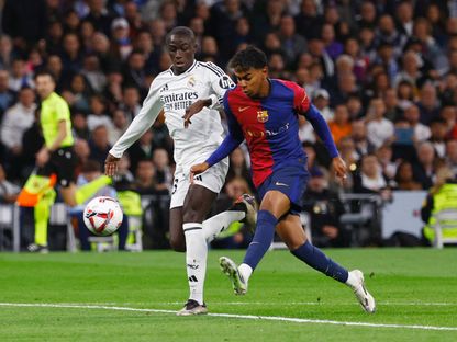 صراع على الكرة بين فيرلان ميندي ولامين يامال خلال مباراة بين ريال مدريد وبرشلونة - 26 أكتوبر 2024 - Reuters