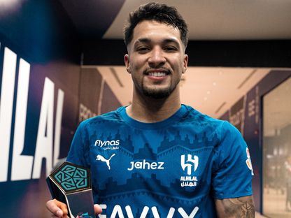 ماركوس ليوناردو مهاجم الهلال يتسلم جائزة أفضل لاعب في مباراة الأخدود بالدوري السعودي - 25 سبتمبر 2025 - X/@Alhilal_FC