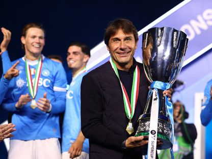 أنطونيو كونتي مدرب نابولي يحتفل بلقب السوبر الإيطالي - 22 ديسمبر 2025 - Reuters