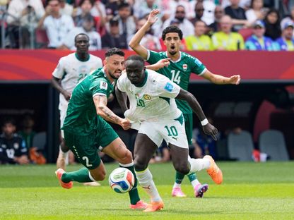 روبين سولاقا مدافع العراق خلال عملية الطرد بعد اعتراض ساديو ماني نجم السنغال في مباراة المنتخبين بكأس العالم - 26 يونيو 2026 - Reuters