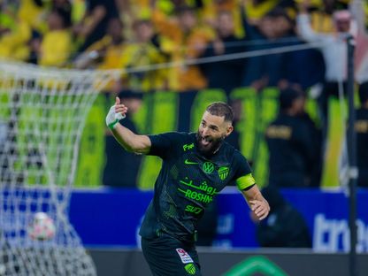 كريم بنزيما نجم الاتحاد يحتفل بتسجيل هدف في مرمى الهلال بربع نهائي كأس الملك - 7 يناير 2025 - X/@KingCupSA