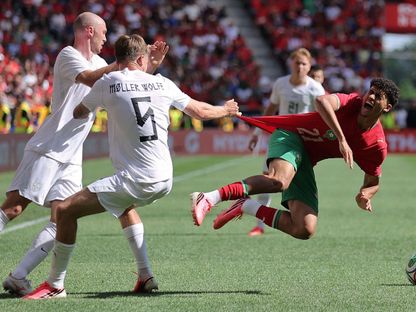 لاعب المغرب أيوب الميموني يتعرض للدفع بعد تدخل مع ثنائي النرويج ديفيد مولير وفريدريك أورسينيس - 7 يونيو 2026 - reuters