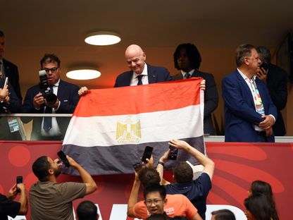 رئيس فيفا جياني إنفانتينو يلتقط صورة مع علم مصر داخل الملعب قبل مباراة سويسرا ضد كولومبيا في كأس العالم 2026 - 7 يوليو 2026 - Reuters