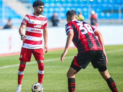 غيث الزعلوني لاعب النادي الافريقي يسيطر على الكرة أمام مدافع مستقبل قابس فراس بن عمار في مباراة الفريقين بالدوري التونسي - 5 أبريل 2026 - X/@Club Africain