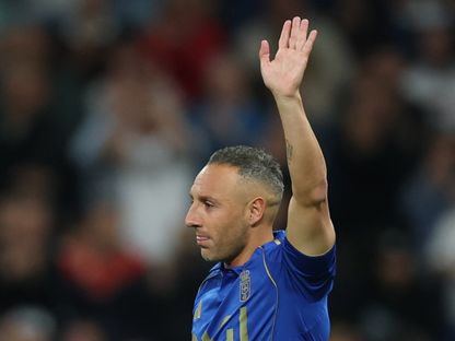 جماهير ريال مدريد تقوم بتحية سانتي كازورلا لاعب ريال أوفييدو - 15 مايو 2026 - REUTERS