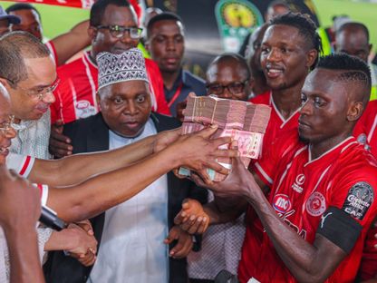 لاعبو سيمبا يحصلون على المكافأة المالية في أرض الملعب بعد إقصاء الوداد من دوري أبطال إفريقيا - Simba/x