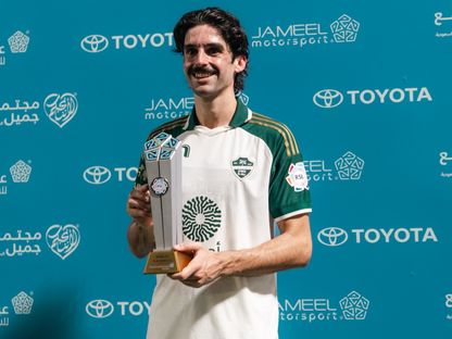 ترينكاو نجم الأهلي يحتفل بجائزة الأفضل في مباراة الفتح بالدوري السعودي - 9 أكتوبر 2026 - X/@ALAHLI_FC