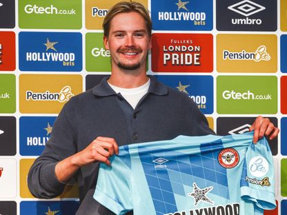 الحارس كويمين كيليهر يحمل قميص برينتفورد بعد التوقيع مع الفريق حتى 2030 - 3 يونيو 2025 - X/@BrentfordFC