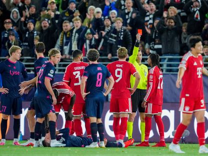 الحكم يطرد مايكل أوليسيه خلال مباراة بين فايكينغ وبايرن ميونيخ في دوري أبطال أوروبا - 13 أكتوبر 2026 - via REUTERS