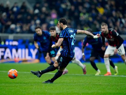 التركي هاكان تشالهان أوغلو لاعب إنتر خلال تنفيذ ركلة جزاء أمام ميلان في الدوري الإيطالي - 24 نوفمبر 2025 - REUTERS