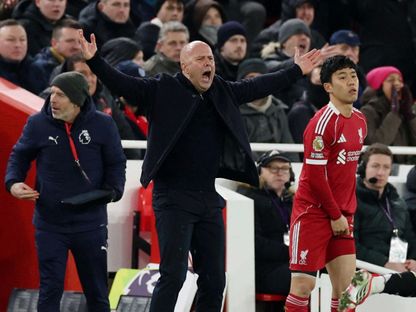 المدرب الهولندي أرني سلوت يعترض أمام الياباني واتارو إندو في مباراة ليفربول ونيوكاسل بالدوري الإنجليزي - 31 يناير 2026 - Reuters