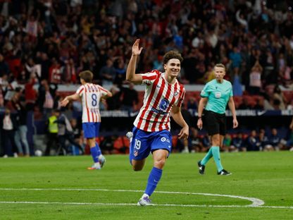 احتفال جوليان ألفاريز مهاجم أتلتيكو مدريد بتسجيل هدف في مرمى رايو فايكانو بالدوري الإسباني - 24 سبتمبر 2025 - Reuters