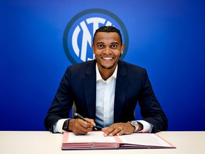 مانويل أكانجي يوقع عقود انضمامه إلى إنتر ميلان على سبيل الإعارة - 1 سبتمبر 2025 - REUTERS