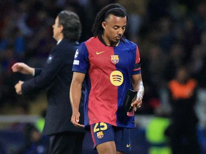 جول كوندي لاعب برشلونة لحظة تبديله أمام إنتر ميلان بسبب الإصابة - 30 أبريل 2025 - Reuters