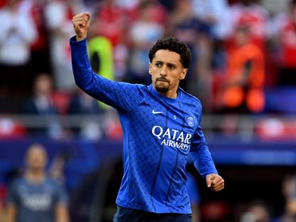 ماركينيوس قائد باريس سان جيرمان يوجه التحية للجماهير قبل مباراة أرسنال في نهائي دوري أبطال أوروبا - 30 مايو 2026 - Reuters