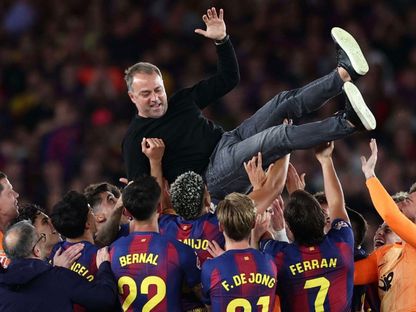 لاعبو برشلونة يحتفلون بهانزي فليك بعد التتويج بلقب الدوري الإسباني - 11 مايو 2026 - reuters