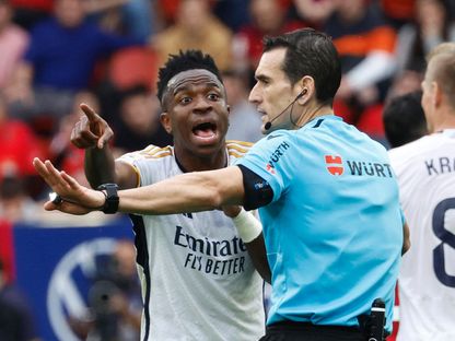 فينيسيوس جونيور يساجل الحكم خوان مارتينيز مونويرا خلال مباراة بين ريال مدريد وأوساسونا - 16 مارس 2024 - Reuters