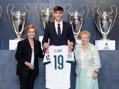 كارلوس إسبي رفقة جدتيه ماريا وكونشين خلال تقديمه لاعباً جديداً في ريال مدريد - 23 أغسطس 2026 - Realmadrid.com