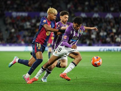 أدم أزنو لاعب ريال بلد الوليد في مواجهة لامين يامال لاعب برشلونة في الليغا - 3 مايو 2025 - Reuters