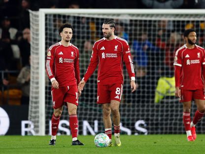 لاعبا ليفربول كورتيس جونز ودومينيك سوبوسلاي بعد أن سجل أندريه لاعب وولفرهامبتون الهدف الثاني لفريقه في الدوري الإنجليزي الممتاز - 3 مارس 2026 - Reuters